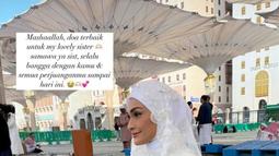Sementara Putri Zulhas anggun dalam balutan gaun putih berhijab dengan hiasan renda. Senyum keduanya terpancar hangat, ditambah buket bunga putih yang digenggam Putri, menambah nuansa romantis di depan latar megah Masjid Nabawi. (Liputan6.com/IG/@putri_zulhas)