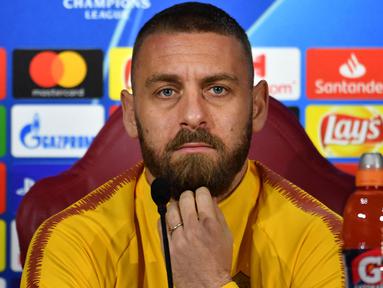 Daniele De Rossi baru saja ditunjuk menjadi pelatih AS Roma menggantikan posisi Jose Mourinho yang dipecat sejak 16 Januari 2024. Daniele De Rossi yang sebelumnya membesut klub Italia lainnya, SPAL, tentunya sudah tak asing dengan AS Roma karena pernah membela AS Roma sebagai pemain. Termasuk Daniele De Rossi, ini dia daftar 5 pelatih AS Roma yang berstatus mantan pemain AS Roma. (AFP/Andreas Solaro)