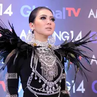 Selalu berbeda dalam setiap penampilannya. Itulah penyanyi Syahrini. Penyanyi yang memiliki jargon Cetar Membahana itu menjadi salah satu pengisi dalam acara HUT salah satu televisi swasta beberapa waktu lalu. (Deki Prayoga/Bintang.com)