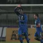 Pemain Persib Bandung, Michael Essien melambaikan tangan usai mencetak gol ke gawang PS TNI pada lanjutan Liga 1 2017 di Stadion Si Jalak Harupat, Sabtu (05/8/2017). (Bola.com/Nicklas Hanoatubun)