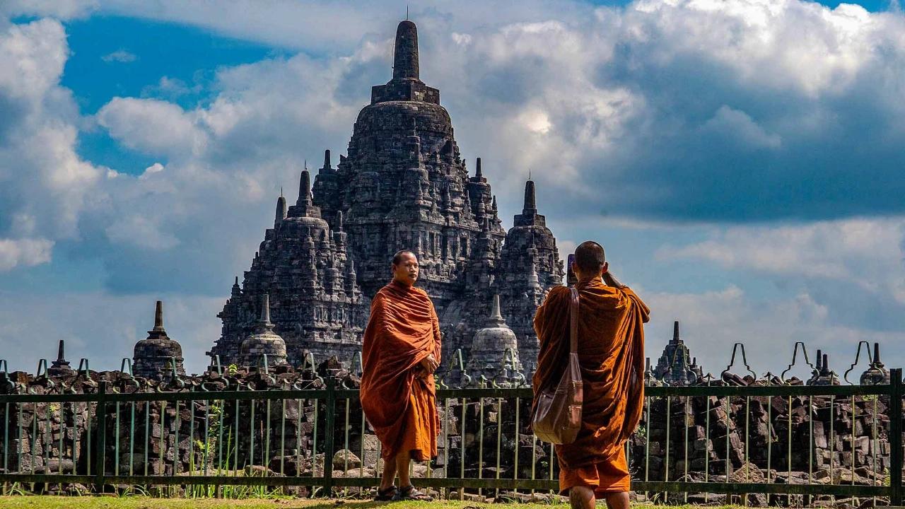 FOTO: Biksu Thudong Tiba di Candi Sewu Sambut Tri Suci Waisak 2026
