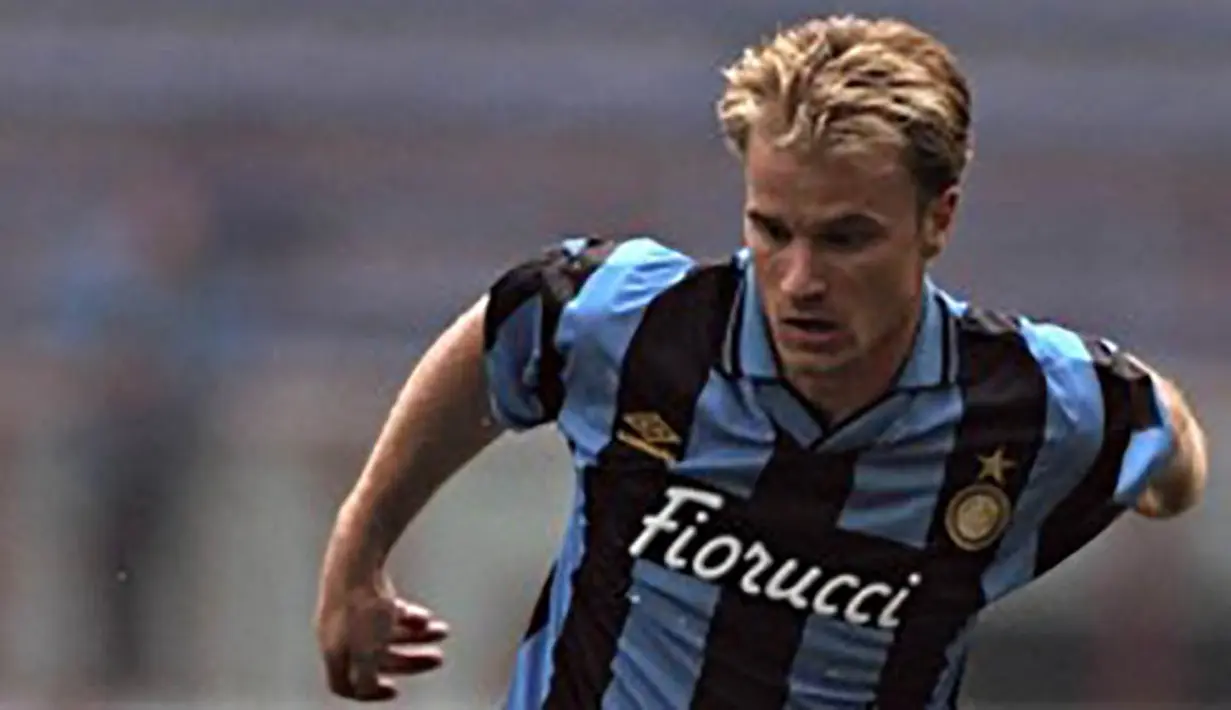 2. Dennis Bergkamp (1993-1995). Pesepak bola Belanda ini gagal beradaptasi di Serie A karena cedera. Hal itu membuatnya dibuang ke Arsenal dimana kemudian dirinya sukses bersinar di bawah asuhan pelatih Arsene Wenger. (Calcio.fanpage.it)