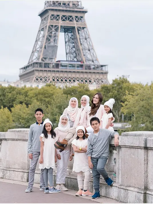 Setelah sekian lama direncanakan, akhirnya Shandy Aulia bisa berbagi kebahagiaan dengan dua kakak serta keponakannya. Ia juga mengaku sedih lantaran kakak tertuanya tak bisa ikut lantaran pekerjaan. (Instagram/shandyaulia)