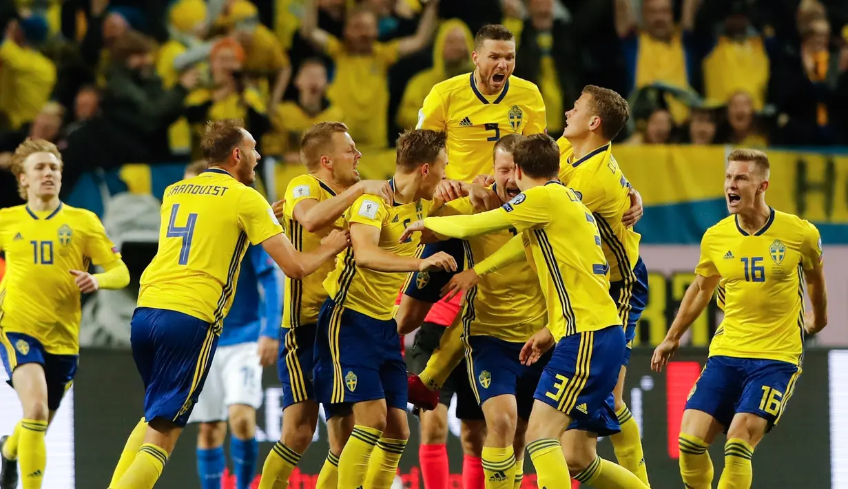 Gelandang Swedia Jakob Johansson merayakan gol bersama rekan setimnya saat melawan Italia dalam pertandingan kualifikasi Piala Dunia 2018 di Solna, Swedia (10/11). Gol kemenangan tim tuan rumah dicetak oleh Jakob Johansson. (AP Photo/Frank Augstein)