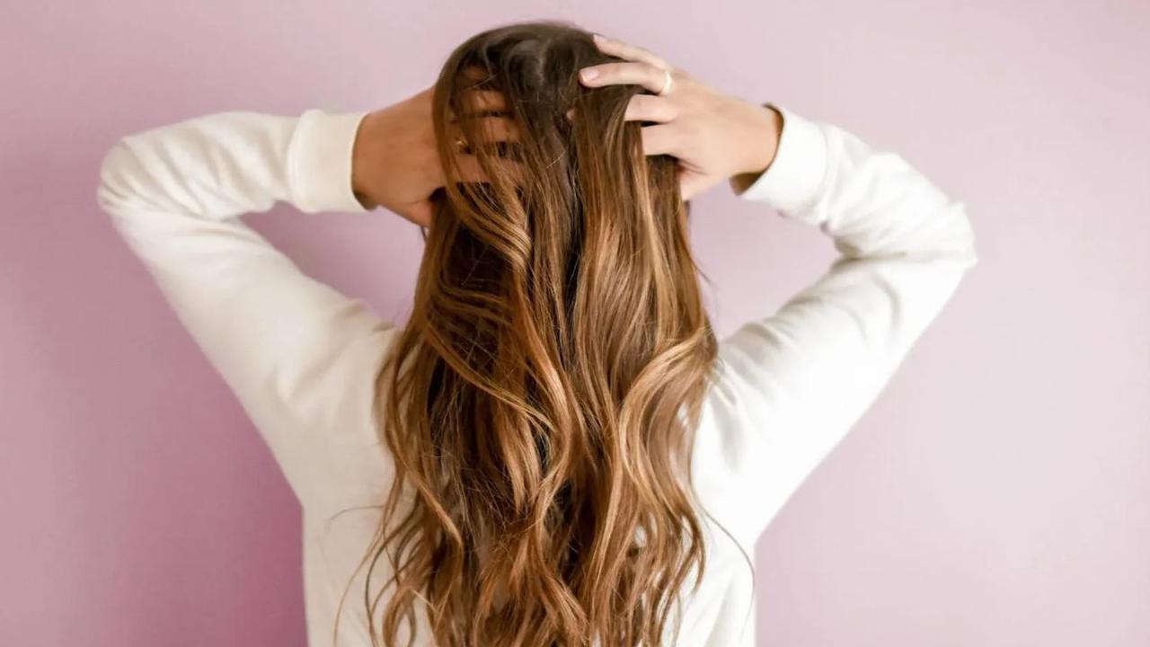 2. Pakai masker bisa untuk kulit kepala atau rambut. Masker rambut bisa dilakukan satu kali dalam seminggu untuk memberikan nutrisi dan menjaga vitalitas kulit kepala dan rambut.