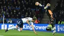 Kiper Leicester City, Kasper Schmeichel berhasil menangkap bola yang ditendanag striker Tottenham Hotspur, Harry Kane dalam lanjutan pertandingan Premier League di King Power Stadium, Rabu (29/11). Tottenham takluk 1-2 dari Leicester City (OLI SCARFF/AFP)