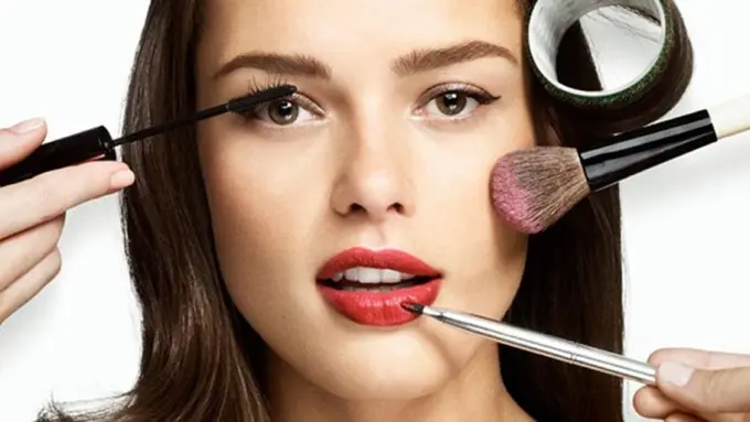 Wow! Makeup Ini Bikin Wajah Jadi Pangling