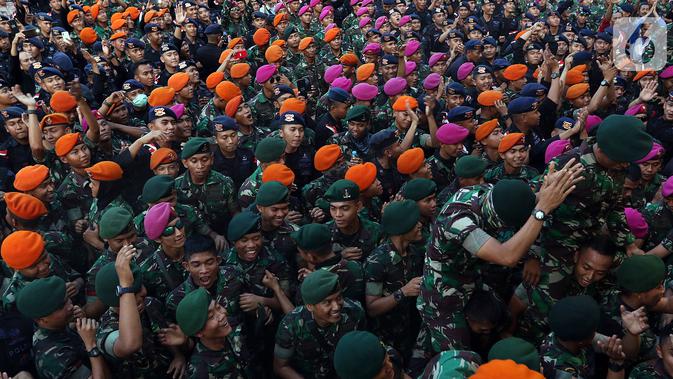 Anggota TNI - Polri berjoget saat panggung hiburan bertajuk dangdut di Lapangan DPR Senayan, Jakarta, Senin (21/10/2019). Di halaman DPR, digelar agenda dangdutan untuk menghibur aparat keamanan yang berjaga pada saat Pelantikan Presiden dan Wakil Presiden. (Liputan6.com/Johan Tallo)