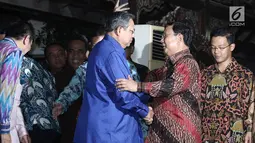Presiden RI ke 6 Susilo Bambang Yudhoyono berjabat tangan menyambut kedatangan Ketua Umum Gerinda, Prabowo Subianto di kediaman SBY di Cikeas, Bogor Kamis (27/7). (Liputan6.com/Herman Zakharia)