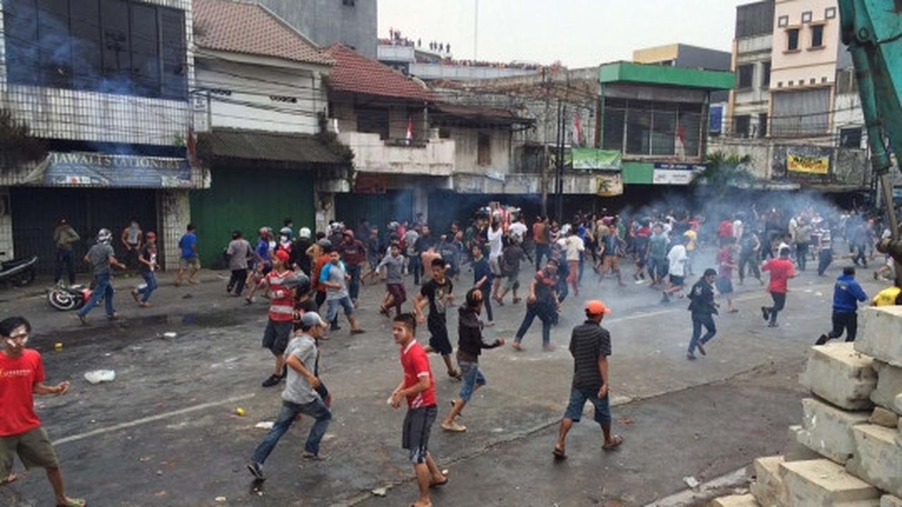 Aksi sengit warga Kampung Pulo bentrok dengan Satpol PP