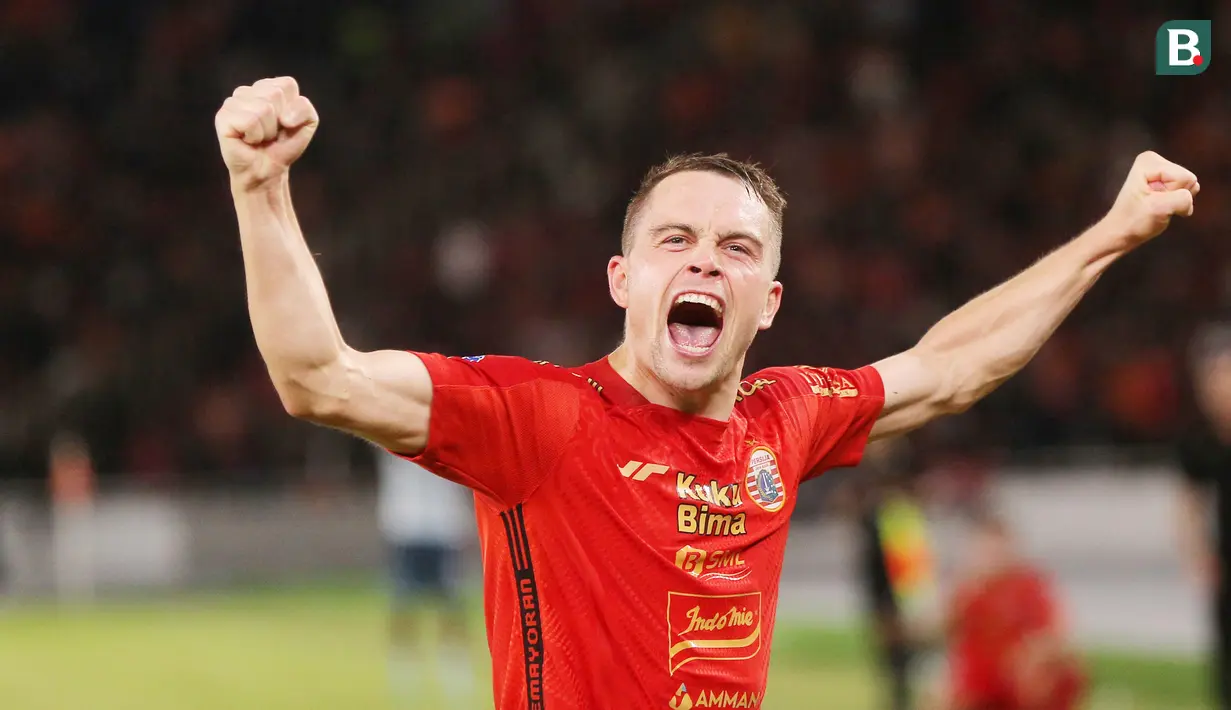 Selebrasi pemain Persija Jakarta, Maciej Gajos, setelah mencetak gol ke gawang Persita Tangerang dalam pertandingan pekan ke-21 BRI Liga 1 2023/2024 yang berlangsung di Stadion Utama Gelora Bung Karno, Jakarta, Minggu (3/12/2023) malam WIB. (Bola.com/M Iqbal Ichsan)