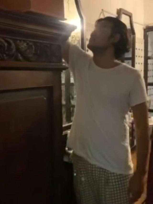 Tidak Melawan dan Kooperatif, Ini 5 Potret Penangkapan Dwi Sasono di Rumahnya