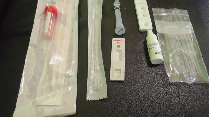 Alat rapid test antigen (kiri) dan rapid test antibodi (kanan) yang disediakan di Puskesmas Balai Agung Kabupaten Musi Banyuasin Sumsel (Liputan6.com / Nefri Inge)