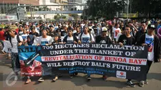 Aktivis 'For Bali' membentangkan spanduk saat kegiatan Car Free Day (CFD) di Bundaran HI, Jakarta, Minggu (10/4). Mereka menolak rencana reklamasi Teluk Benoa menyusul adanya wacana proyek tersebut akan berjalan terus. (Liputan6.com/Gempur M Surya)