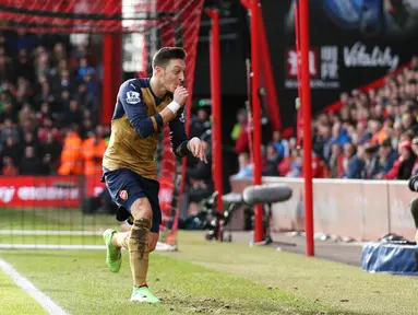 Pemain Arsenal, Mesut Ozil merayakan gol ke gawang AFC Bournemouth pada lanjutan liga Premier Inggris di Stadion Vitality, Minggu (7/2/2016). (Reuters/Matthew Childs)