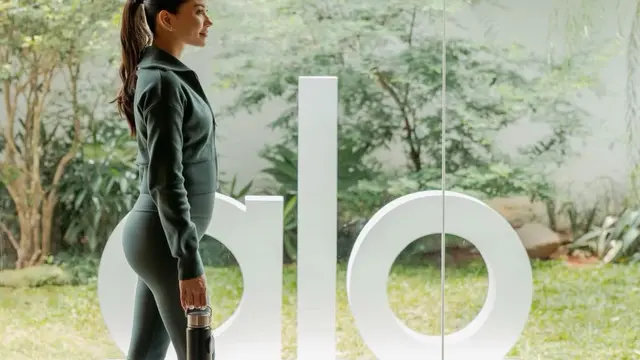 Gaya Bumil Sporty Alyssa Daguise dalam Balutan Sportwear Sambil Pamer Baby Bump