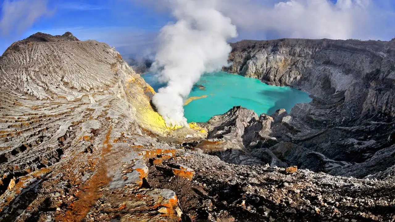 Menikmati Eksotisme Kawah Ijen di Antara Penambang Belerang