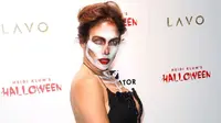 Jennifer Lopez saat merayakan Hari Halloween (celebmafia)