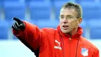Ralf Rangnick, head coach of German first division Bundesliga club TSG 1899 Hoffenheim, gives instructions to his players during a training session on January 22, 2009. AFP PHOTO/THOMAS LOHNES