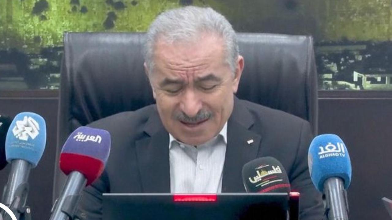 Perdana Menteri Palestina Mohammad Shtayyeh menangis saat sesi pembukaan rapat kabinet di Ramallah, Tepi Barat pada 6 November 2023.