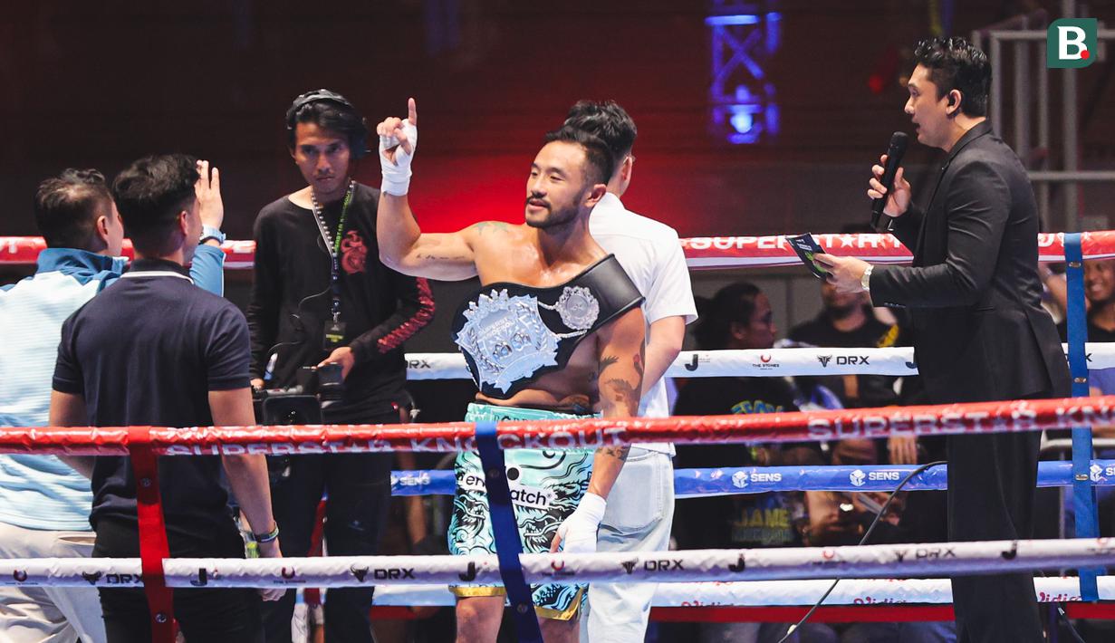 Bobby Saputra melakukan selebrasi usai menang dari Onadio Leonardo dalam laga Superstar Knockout Vol . 2 di Jakarta International Velodrome, Rawamangun, Jakarta Timur, Sabtu (7/12/2024).