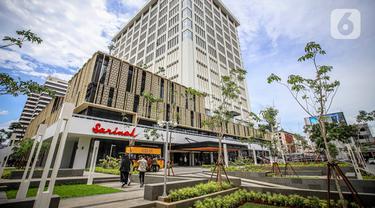 Pengunjung beraktivitas saat pembukaan kembali pusat perbelanjaan Sarinah, Jakarta, Senin (21/3/2022). Usai direnovasi besar-besaran sejak tahun 2020, Sarinah kembali beroperasi yang diharapkan menjadi tempat anak muda dan komunitas untuk berkumpul bersama. (Liputan6.com/Faizal Fanani)