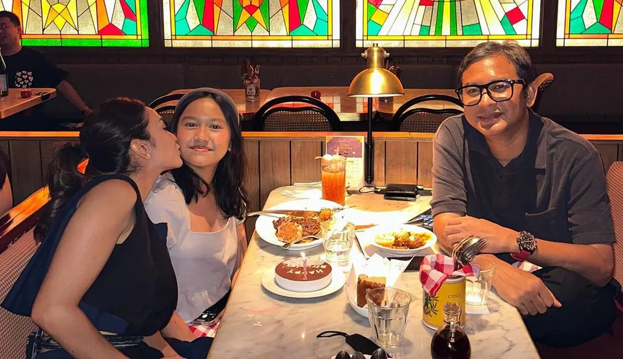 "Sudah cukup lama juga sendiri. Kalau dibilang trauma, ada trauma ya. Cuma kalau ikutin rasa takut, enggak akan maju. Sementara perempuan lebih butuh sandaran ketimbang laki-laki," ujar Masayu Anastasia di Kawasan Tendean, Jakarta Selatan, Senin (1/5/2023) dilansir dari Kapanlagi. [Instagram/masayuanastasia]