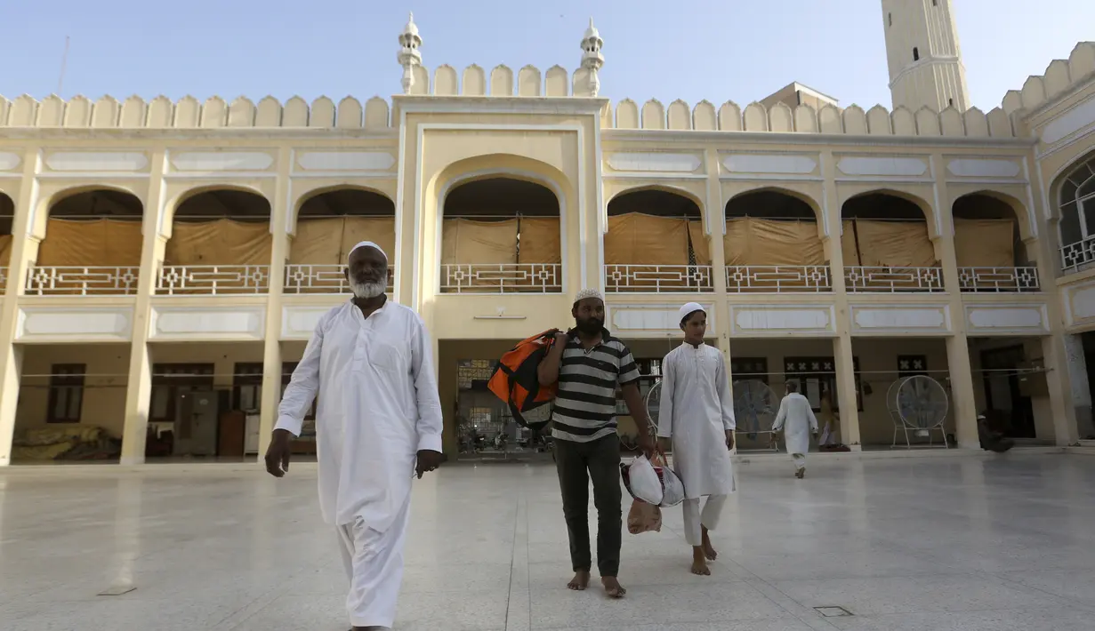 <p>Umat Muslim&nbsp;membawa barang bawaannya setibanya untuk melakukan ibadah itikaf di sebuah masjid, di Karachi, Pakistan, Jumat (22/4/2022). Itikaf adalah adalah tinggal atau menetap di dalam masjid dengan niat beribadah untuk mendekatkan diri kepada Allah pada sepuluh hari terakhir Ramadhan. (AP Photo/Fareed Khan)</p>