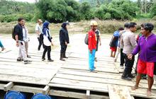 Tinjau Banjir Sukamade, Bupati Ipuk Pastikan Ketersedian Logistik  Warga Terdampak