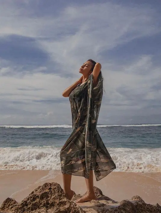 Outer bermotif dengan bahan semi transparan membuat penampilan Ariel Tatum semakin memesona. (Instagram/arieltatum/anaditya_).