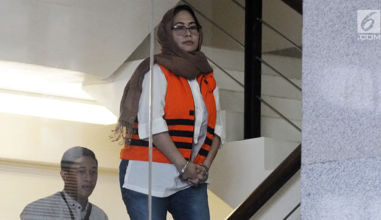Orang kepercayaan I Nyoman Dhamantra, Mirawati Basri bersiap menjalani pemeriksaan perdana usai terjaring OTT di Gedung KPK, Jakarta, Selasa (13/8/2019). Mirawati Basri diperiksa sebagai tersangka kasus dugaan suap pengurusan kuota dan izin impor bawang putih tahun 2019. (merdeka.com/Dwi Narwoko)