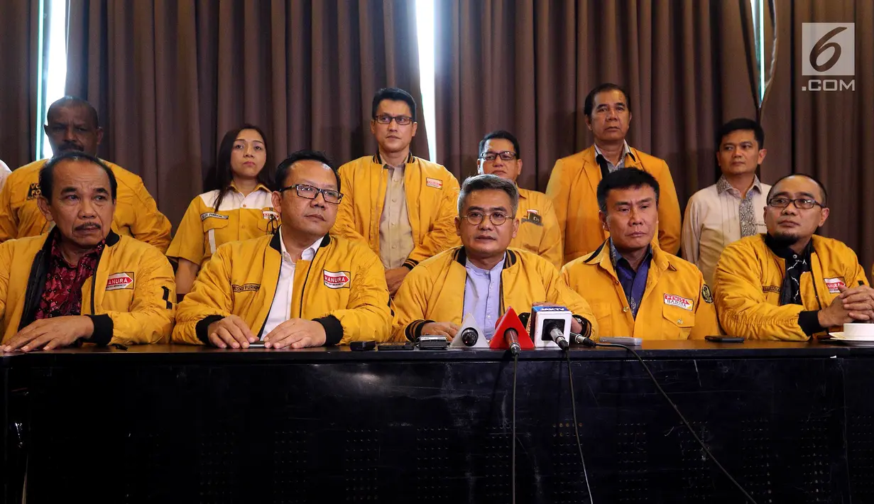 Ketua DPD Hanura Banten dari kubu 'Ambhara', Eli Mulyadi (tengah) memberi keterangan pers di Jakarta, Jumat (26/1). Hanura 'Ambhara' meminta Hanura 'Manhattan' kembali mengacu pada Munaslub 2016. (Liputan6.com/JohanTallo)