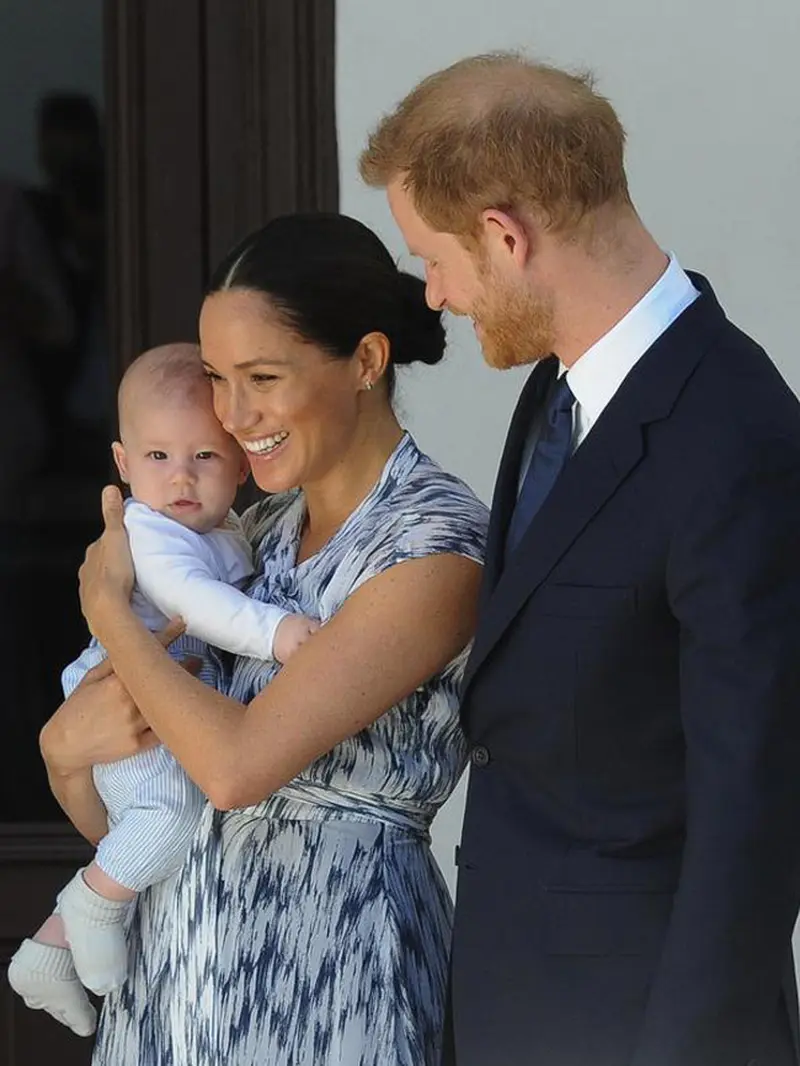 Pangeran Harry dan Meghan Markle, bersama anak mereka Archie saat berusia 8 bulan. (Photo by HENK KRUGER / POOL / AFP)