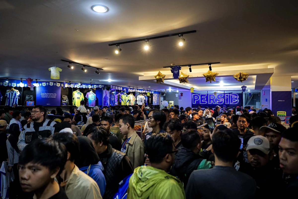 Warga Bandung serbu jersey dan merchandise jelang laga penentuan juara BRI Super League 2025/2025 antara Persib Bandung melawan Persijap Jepara  di Persib Store, Bandung, Sabtu (23/05/2026).