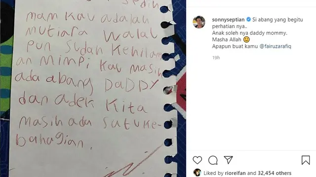 Sang putra, King Faaz memberikan surat menyentuh kepada Fairuz A. Rafiq (Foto: Instagram/@sonnyseptian)