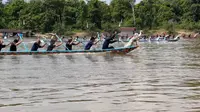Lomba Perahu Naga dalam rangka Festival Dahau 2023 di Kabupaten Kutai Barat, Kalimantan Timur.