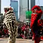 Pertunjukkan barongsai memeriahkan ajang car free day (CFD) di kawasan Bundaran Hotel Indonesia (HI) Jakarta, Minggu (26/1/2020). Barongsai tersebut sengaja dihadirkan dalam rangka perayaan Imlek 2020 untuk menghibur para warga yang tengah mengikuti CFD. (Liputan6.com/Johan Tallo)