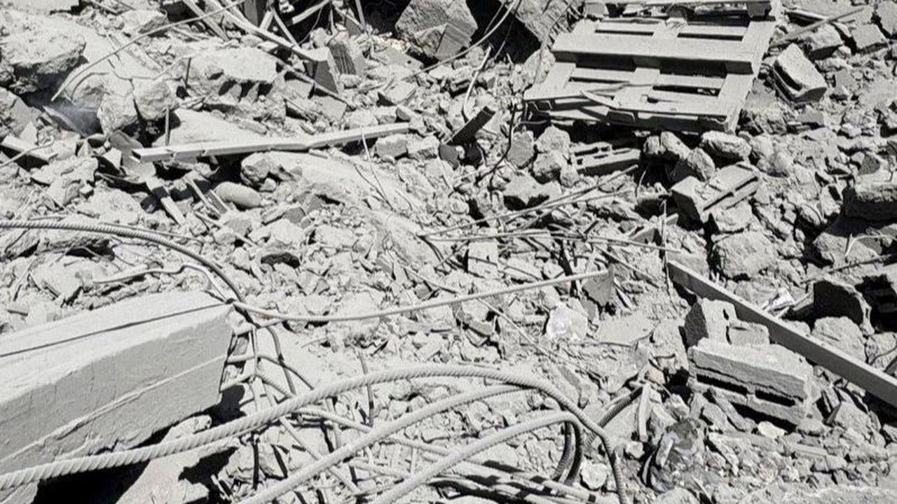 Sedangkan serangan kedua menghancurkan sebuah rumah di lingkungan Al Tuffah. Foto: REUTERS / Ayman Al Hassi<br>