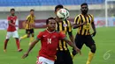 Pemain depan Timnas Indonesia U-23, Yohanes Ferinando Pahabol (14) mencoba menguasai bola saat berlaga melawan Malaysia U-23 di Stadion Si Jalak Harupat, Bandung, Kamis (21/5/2015). Indonesia unggul 1-0 atas Malaysia. (Liputan6.com/Helmi Fithriansyah)
