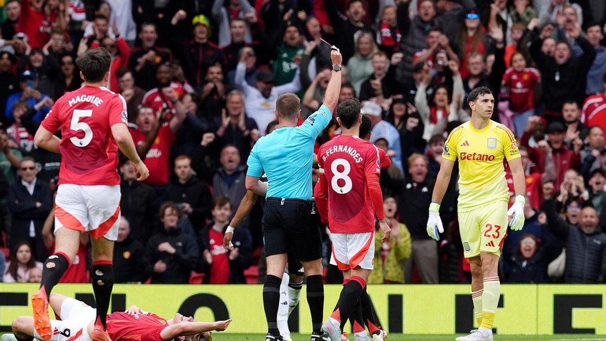 4 Keputusan Penting Wasit yang Berdampak pada Laga MU 2-0 Aston Villa: Mengapa Gol Morgan Rogers Dianulir?