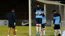 Tiga penjaga gawang Timnas Indonesia U-19 terlihat berlatih secara terpisah di Stadion GBK Jakarta, (6/5/2014). (Liputan6.com/Helmi Fithriansyah)