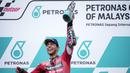 Pembalap Ducati, Enea Bastianini, melakukan selebrasi setelah menjuarai balapan MotoGP Malaysia di Sirkuit Sepang, Minggu (12/11/2023). (AP Photo/Vincent Thian)