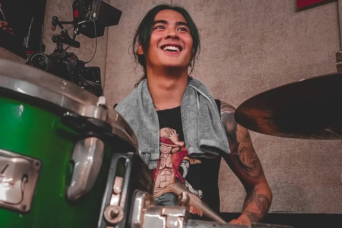 Gaya Renaga Tahier Pakai Kaus Singlet, Pamer Tato di Lengan