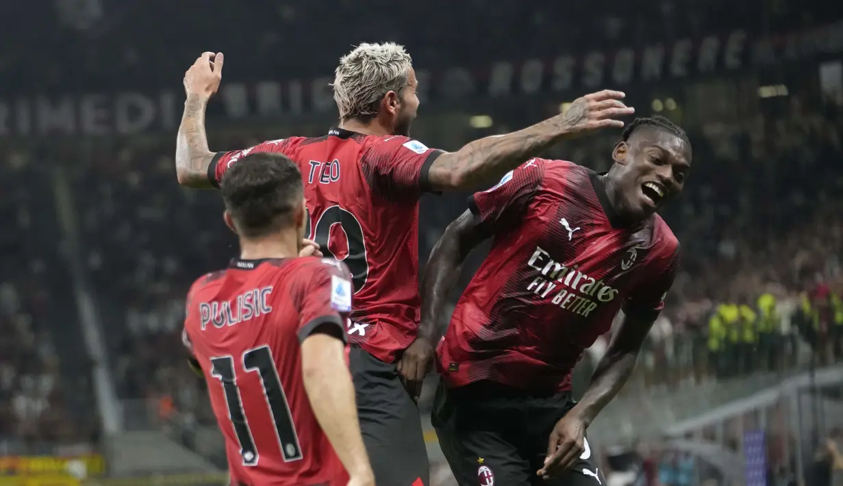 Bek AC Milan, Theo Hernandez berselebrasi dengan rekan setimnya Rafael Leao dan Christian Pulisic setelah mencetak gol ke gawang Torino pada pertandingan lanjutan Liga Serie A Italia di stadion San Siro di Milan, Italia, Minggu, 27 Agustus 2023. (AP Photo/Luca Bruno)