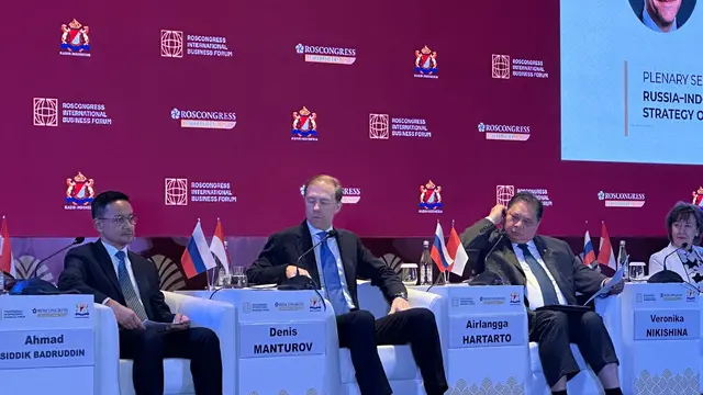 Wakil Perdana Menteri Federasi Rusia Denis Manturov dan Menteri Koordinator Bidang Perekonomian Airlangga Hartarto dalam panel diskusi "Rusia-Indonesia Business Forum" 2025 di Jakarta, Senin (14/4/2025). (Liputan6.com/Benedikta Miranti)