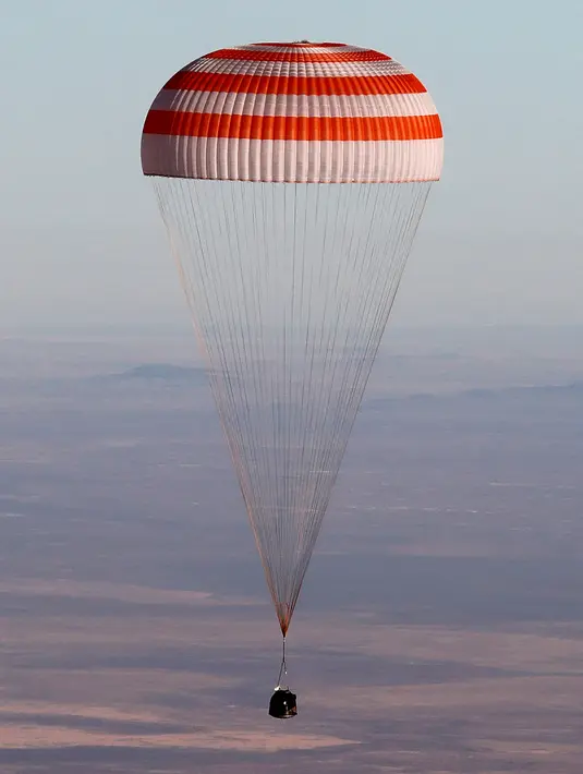Kapsul ruang angkasa Soyuz MS-08 sebelum mendarat di luar Kota Dzhezkazgan, Kazakhstan, Kamis (4/10). Kapsul mendarat di padang tandus setelah misi enam bulan di Stasiun Luar Angkasa Internasional (ISS). (Maxim Shipenkov/Pool Photo via AP)