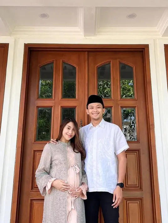 Lebaran 2022 menjadi lebaran yang berbeda untuk Winona Willy. Selain menjadi momen Lebaran pertama bareng sang suami, Lebaran 2022 Winona Willy juga tengah mengandung anak pertamanya. Kebahagiaan terpancar jelas dalam foto momen Lebaran pertama Winona Willy dan Gaih Baghaskara ini. (Liputan6.com/IG/@nonawilly16)
