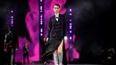 Tamara Dai berjalan di catwalk mempersembahkan kreasi untuk L'Oreal selama peragaan busana Spring-Summer 2023 sebagai bagian dari Paris Womenswear Fashion Week, di Paris, pada 2 Oktober 2022.  Fashion content creator ini menjadi salah satu sosok perempuan yang mewakili Indonesia di ajang tersebut bersama Ariel Tatum. (AFP/Julien De Rosa)