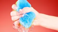 Membersihkan spons dapur dengan sabun tidak memastikan bakteri sisa makanan akan hilang sekejap, dan metode ini dapat memusnahkan bakteri