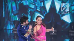 Aksi pedangdut Ridho Rhoma dan Zaskia Gotik saat tampil dalam Indonesian Dangdut Awards 2018 di Studio 5 Indosiar, Jakarta, Jumat (12/10). Mereka membawakan lagu Koi Mil Gaya dan Tum Hi Ho. (Liputan6.com/Faizal Fanani)